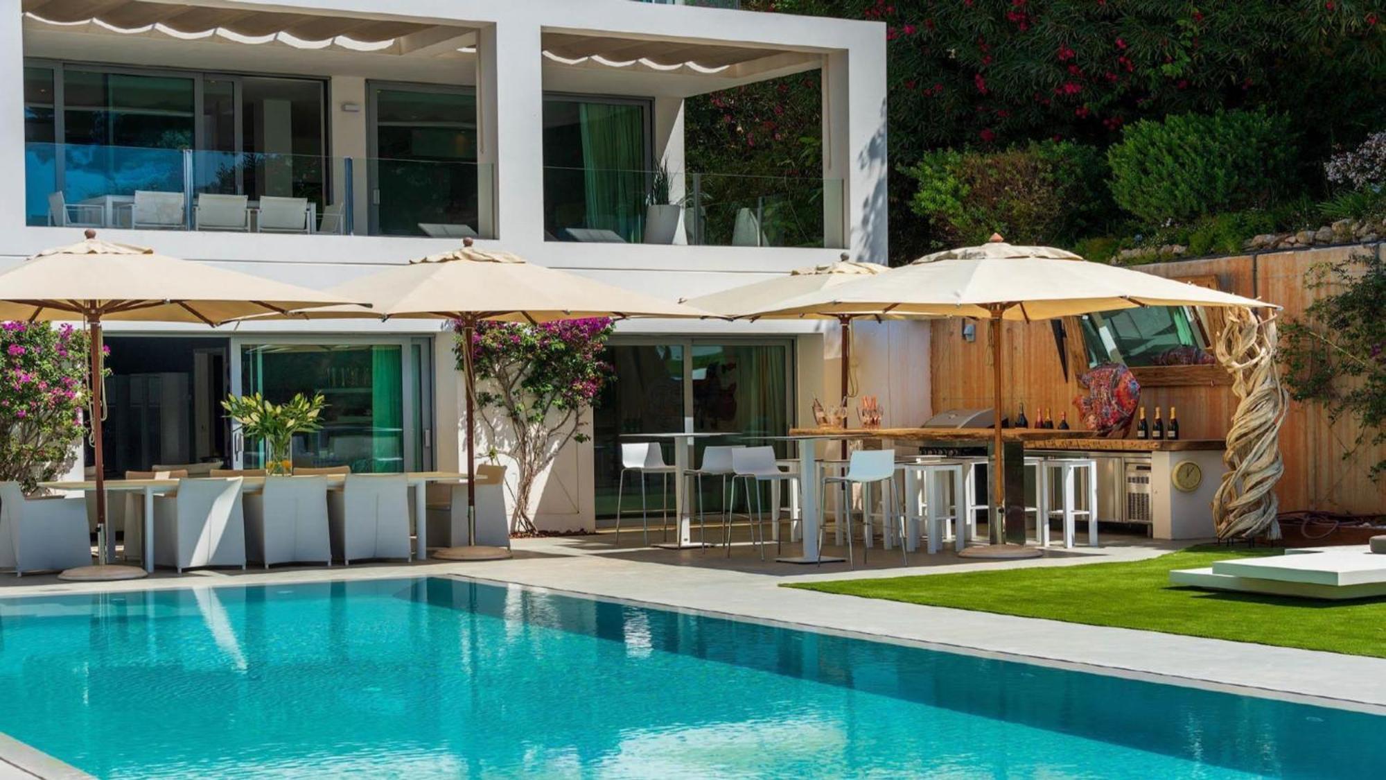 Luxury Mansion, Excellent