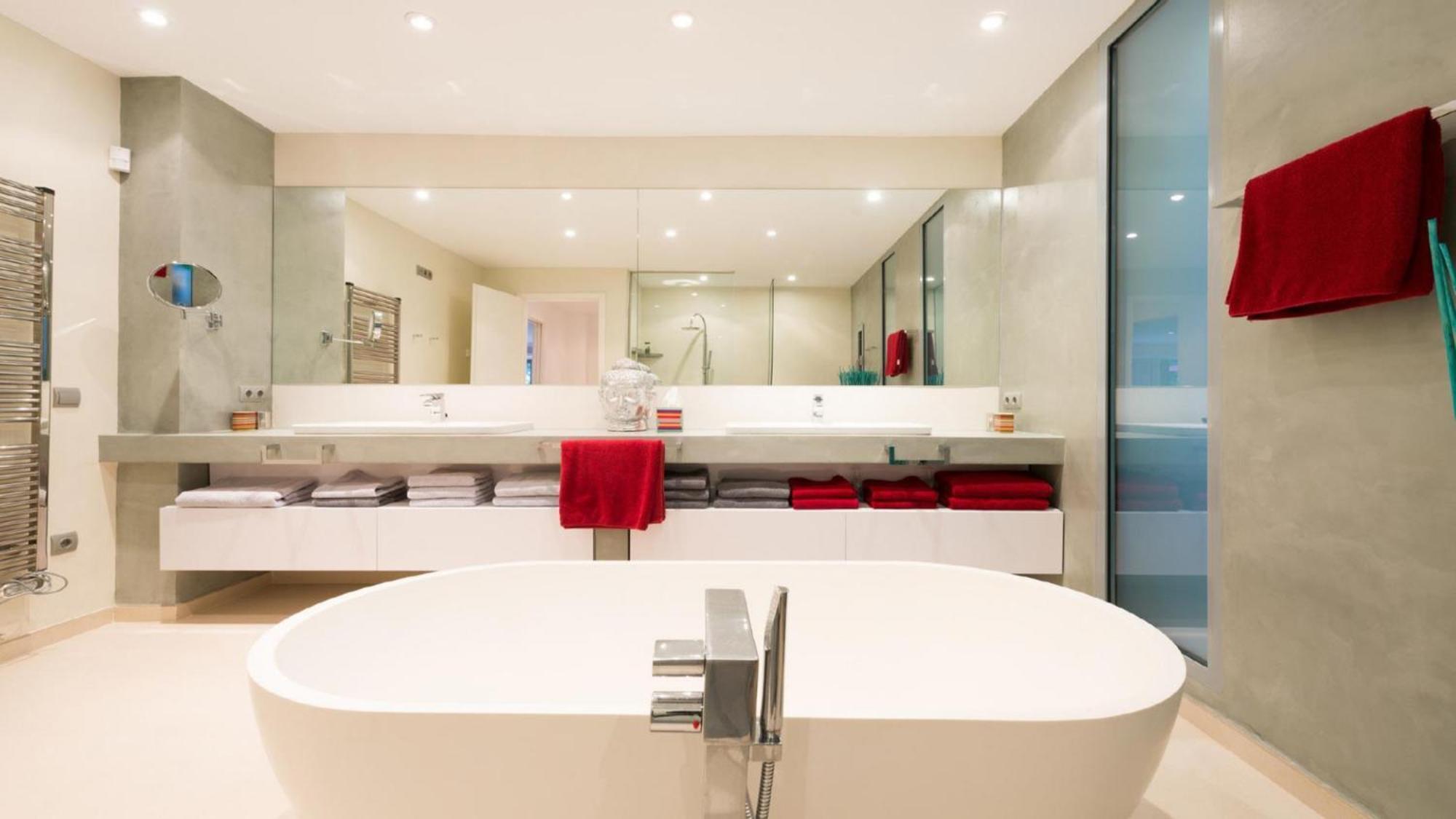Luxury Mansion, Excellent