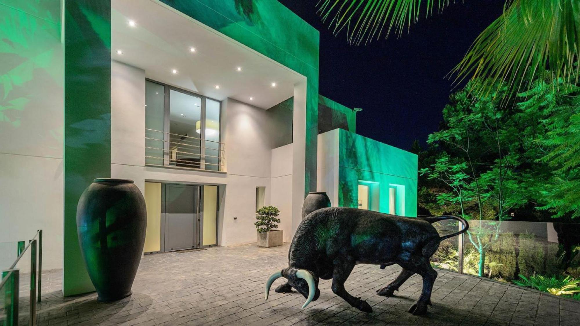 Luxury Mansion, Excellent