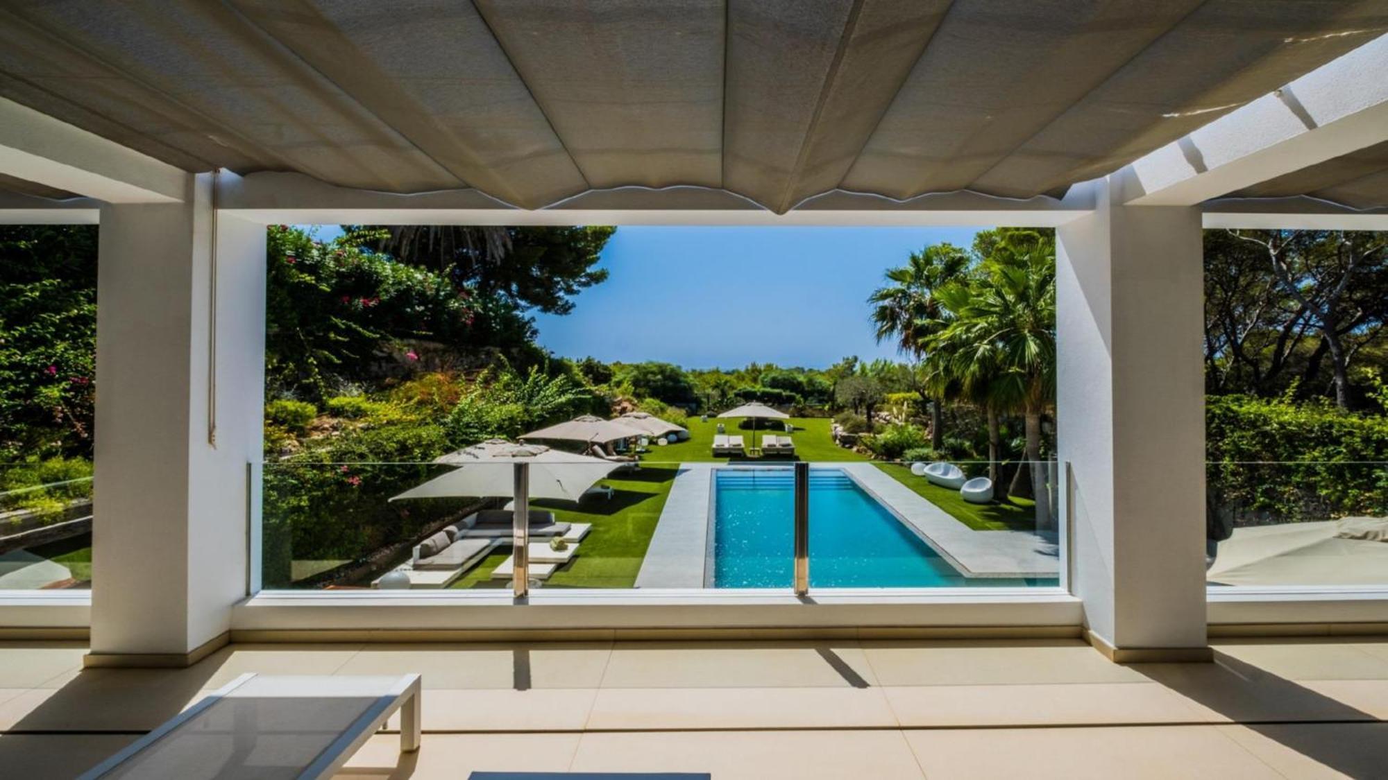 Luxury Mansion, Excellent